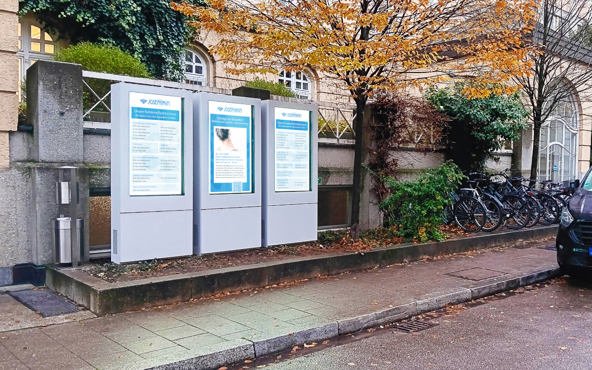 55-Zoll-Outdoor-Stelen an der Klinik Josephinum (Foto: Bütema AG)