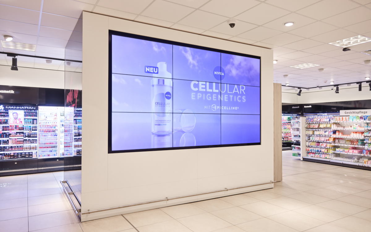 Instore-Videowall bei Rossmann (Foto: Karsten Koch)