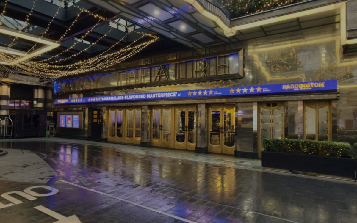 Außenfassade des Savoy Theatre mit installierten LED-Displays der MT-Serie.(Foto: ADI)