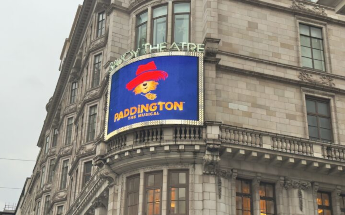 9,68 Quadratmeter großes, gebogenes LED-Display der MT-Serie an der Straßenfassade des Savoy Theatre. (Foto: ADI)