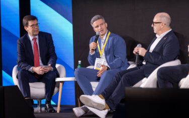 Von links: Stefan Schieker - invidis Partner, Stan Richter - CEO, SignageOS, Kris Hogg - Head of Global Accounts, Samsung Electronics (Foto: Integrated Systems Events)