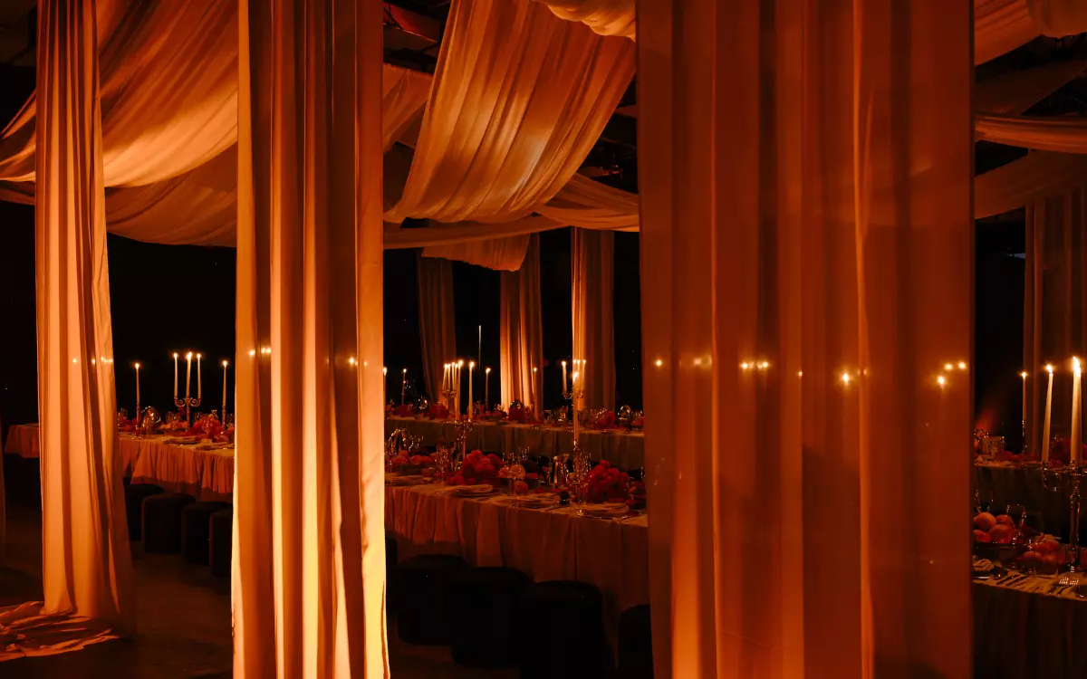 M-Cube nutzte Projektionen, um die Vorhänge im Dining-Room für ein immersives Erlebnis zu beleuchten. (Foto: M-Cube)