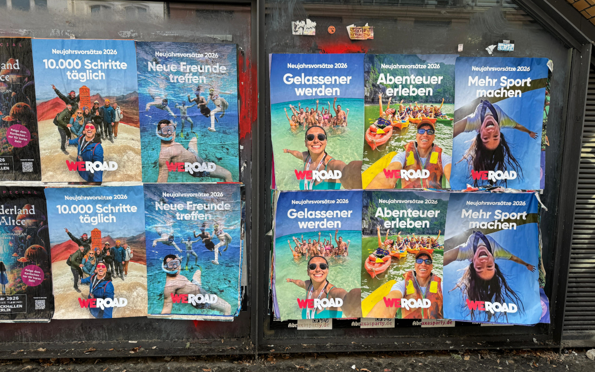 Weroad startet eine OoH-Kampagne in Berlin – analog per A1-Postern und digital im U-Bahnhof Friedrichsstraße. (Foto: Weroad)
