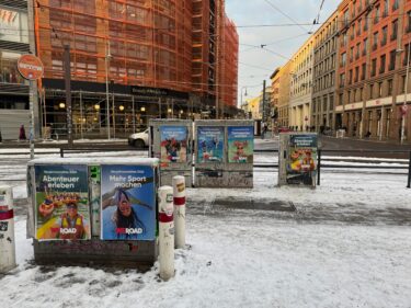 Die OoH-Kampagne von Weroad ist in alltagsnahen Umgebungen platziert. (Foto: Weroad)