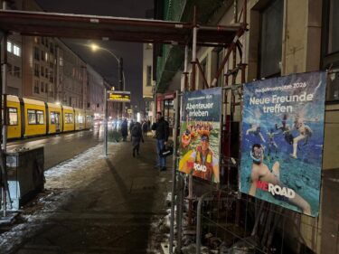 Die OoH-Kampagne von Weroad ist in alltagsnahen Umgebungen platziert. (Foto: Weroad)