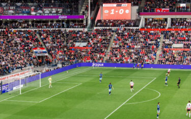 Seit dem Start der Saison 2025/26 sind neue PPDS LED-Wände im Philips Stadion des PSV Eindhoven installiert. (Foto: PPDS)