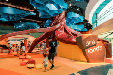 Die "Curiosity Cove" wird mit Projektoren, Screens und Audio zum immersiven Lernerlebnis. (Foto: Moment Factory)