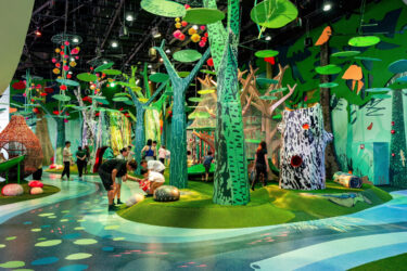 Die "Curiosity Cove" wird mit Projektoren, Screens und Audio zum immersiven Lernerlebnis. (Foto: Moment Factory)