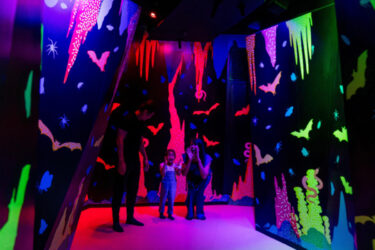 Die "Curiosity Cove" wird mit Projektoren, Screens und Audio zum immersiven Lernerlebnis. (Foto: Moment Factory)