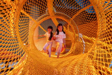 Die "Curiosity Cove" wird mit Projektoren, Screens und Audio zum immersiven Lernerlebnis. (Foto: Moment Factory)