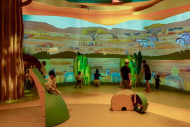 Die "Curiosity Cove" wird mit Projektoren, Screens und Audio zum immersiven Lernerlebnis. (Foto: Moment Factory)