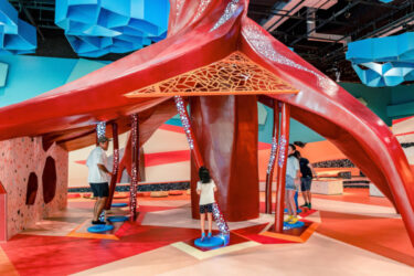 Die "Curiosity Cove" wird mit Projektoren, Screens und Audio zum immersiven Lernerlebnis. (Foto: Moment Factory)