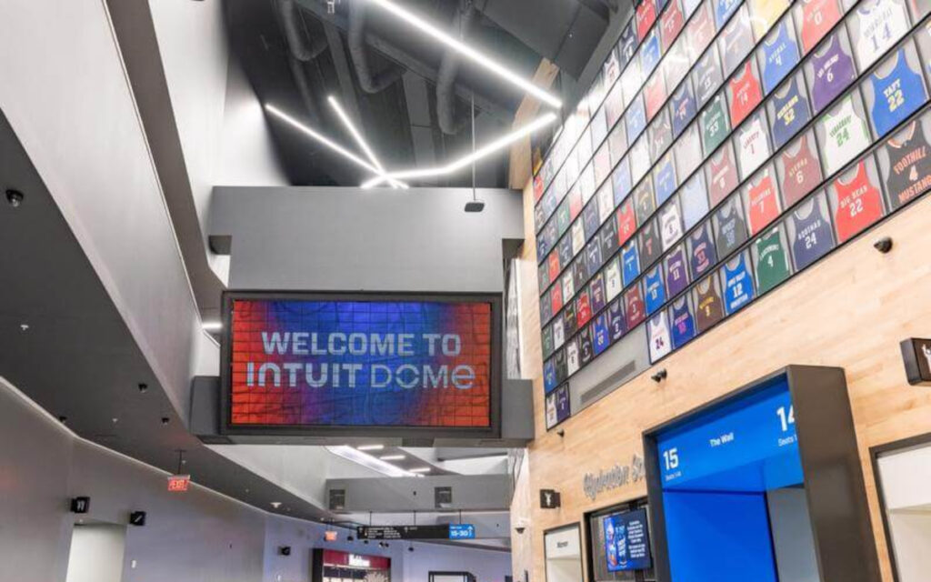 Die Jersey-Wall mit mehr als 1.500 Basketballtrikots von kalifornischen High-School-Teams. (Foto: Dimensional Innovations)