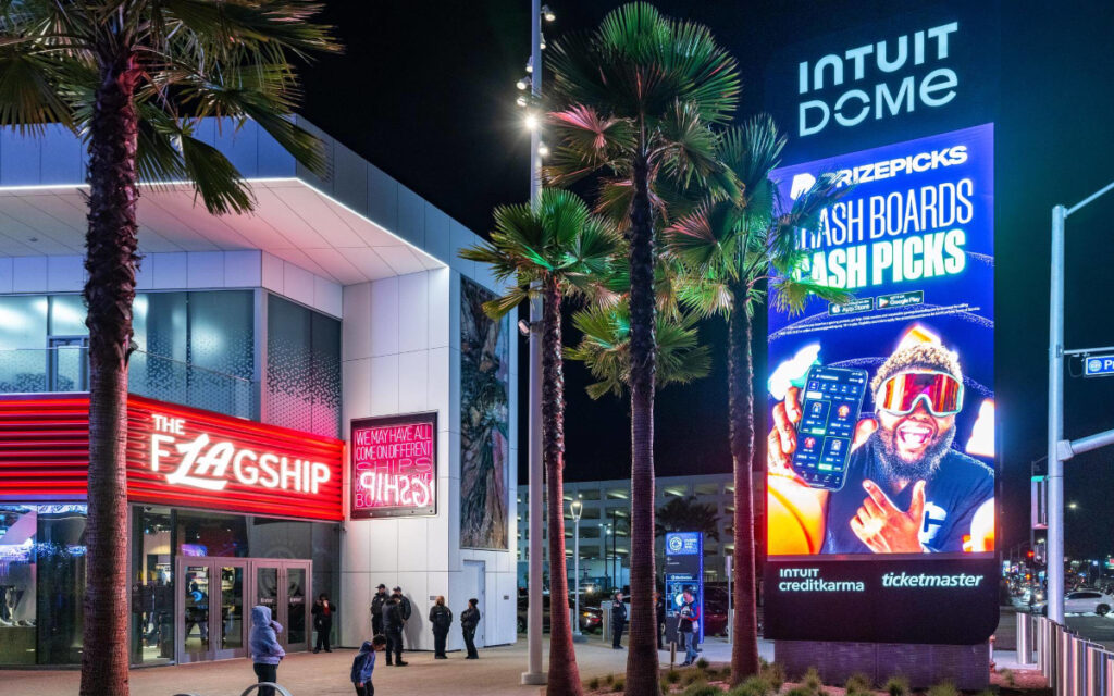 Der Signage-Content der digitalen Kioske ist mit denen des Dachs verknüpft. (Foto: Dimensional Innovations)