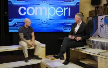 Manuel Betl von Comperi links und Florian Rotberg von invidis rechts im Gespräch bei invidisXworld (Foto: Invidis)