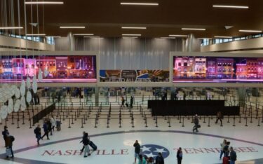 Zwei panoramische LED-Screens mit kombinierter 24K-Auflösung prägen die neue Grand Lobby des Nashville International Airport. (Foto Gentilehomme)