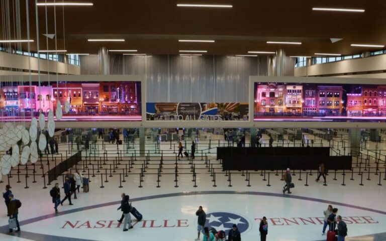 Zwei panoramische LED-Screens mit kombinierter 24K-Auflösung prägen die neue Grand Lobby des Nashville International Airport. (Foto Gentilehomme)