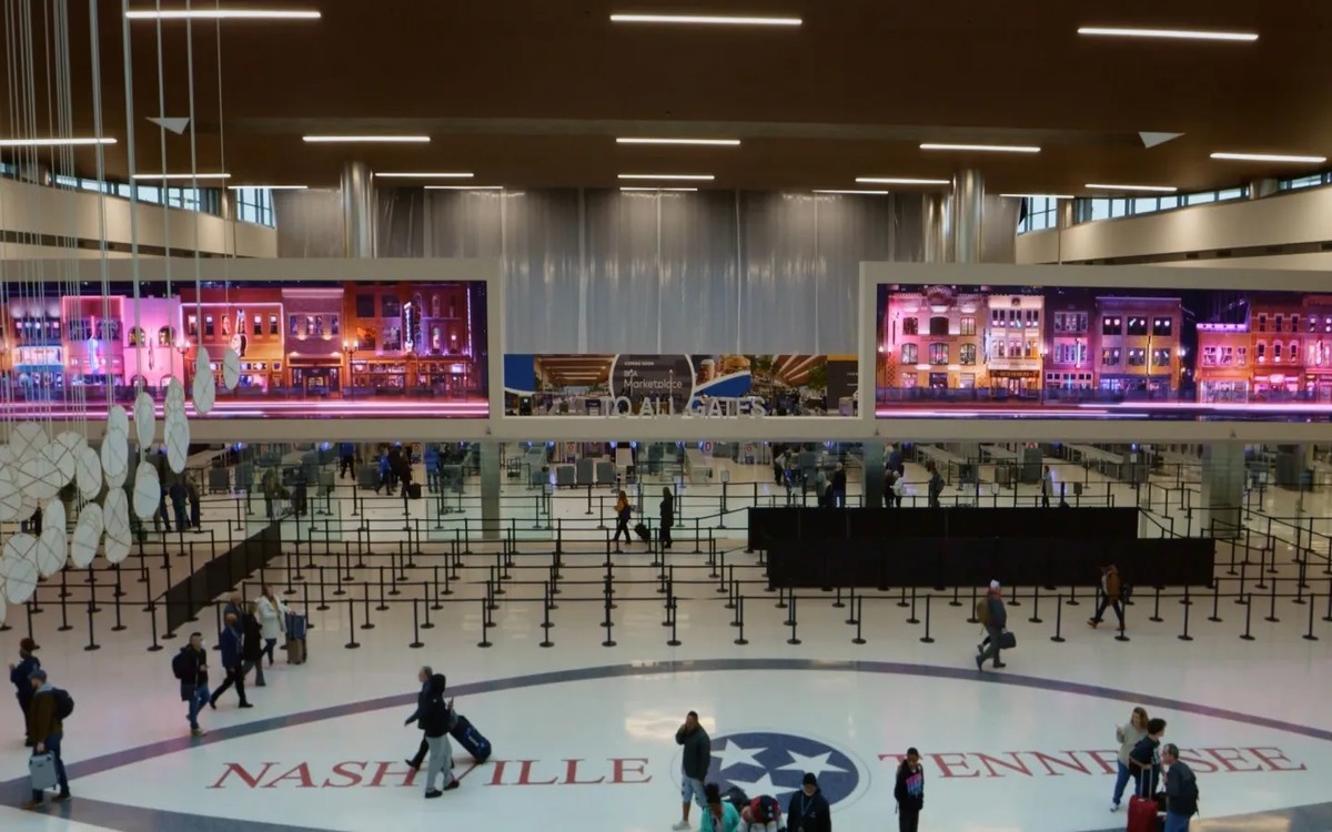 Zwei panoramische LED-Screens mit kombinierter 24K-Auflösung prägen die neue Grand Lobby des Nashville International Airport. (Foto Gentilehomme)