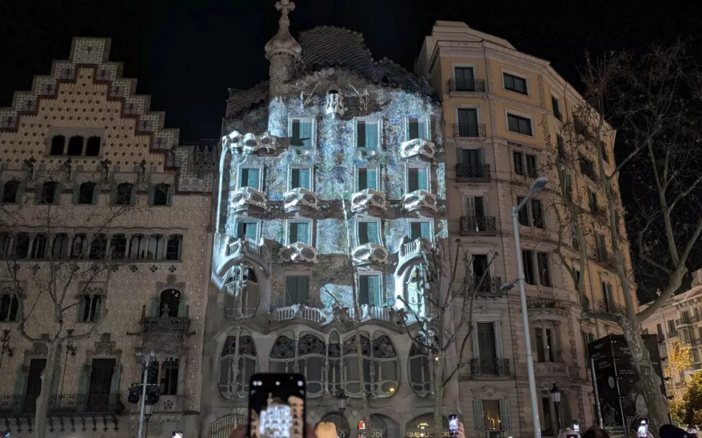 Projection Mapping auf dem Casa Batlló 2026 (Foto: invidis)