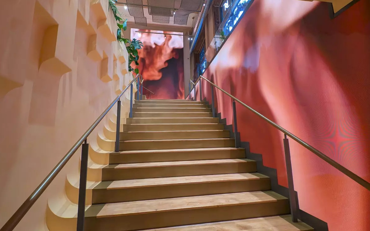 invidis lädt alle Unternehmen aus den Bereichen Digital Signage, DooH und Retail Media zur Teilnahme an unserer Umfrage ein. (Foto: invidis)