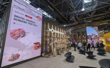 Digital Signage ist allseits präsent in der Retail-Design-Zone der Euroshop 2026. (Foto: invidis)