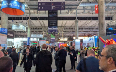 Starke Besucherfrequenz in der Digital Signage-Halle auf der ISE 2026 (Foto: invidis)