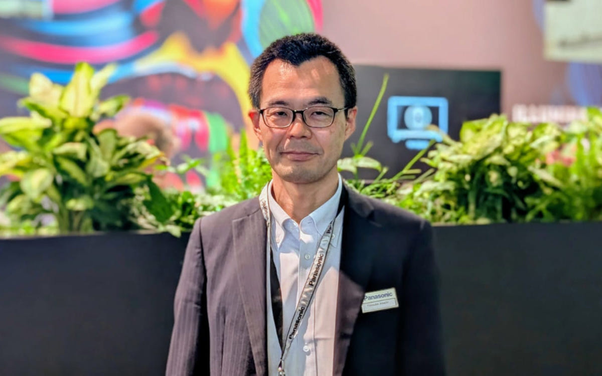Yousuke Adachi, CEO von Panasonic Projector & Display Corporation, auf der ISE 2026. (Foto: invidis)