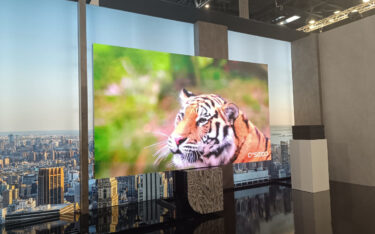 N1 mit 137 Zoll mit Holz-Finish (Foto: invidis)