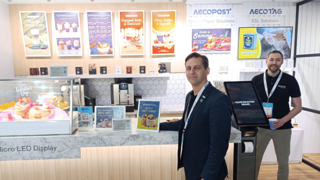 Till Gotterbarm von AUO Display Plus und Patrick Graff von Avocor (von links; Foto: invidis)