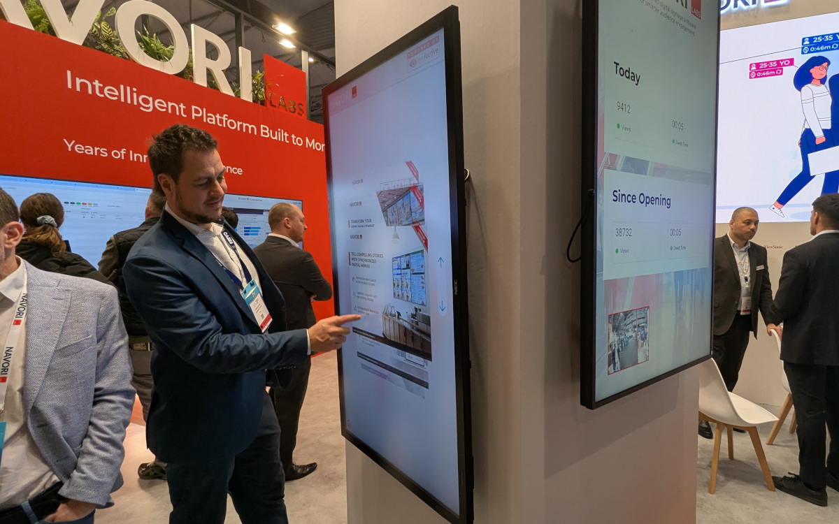 Johannes Ryks von Eyefactive zeigt die Navori-Integration. (Foto: invidis)