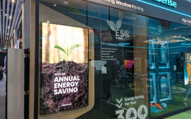 Hinter Glas ausgestellt: ein High-Brightness-Display auf MiniRGB-Basis (Foto: invidis)