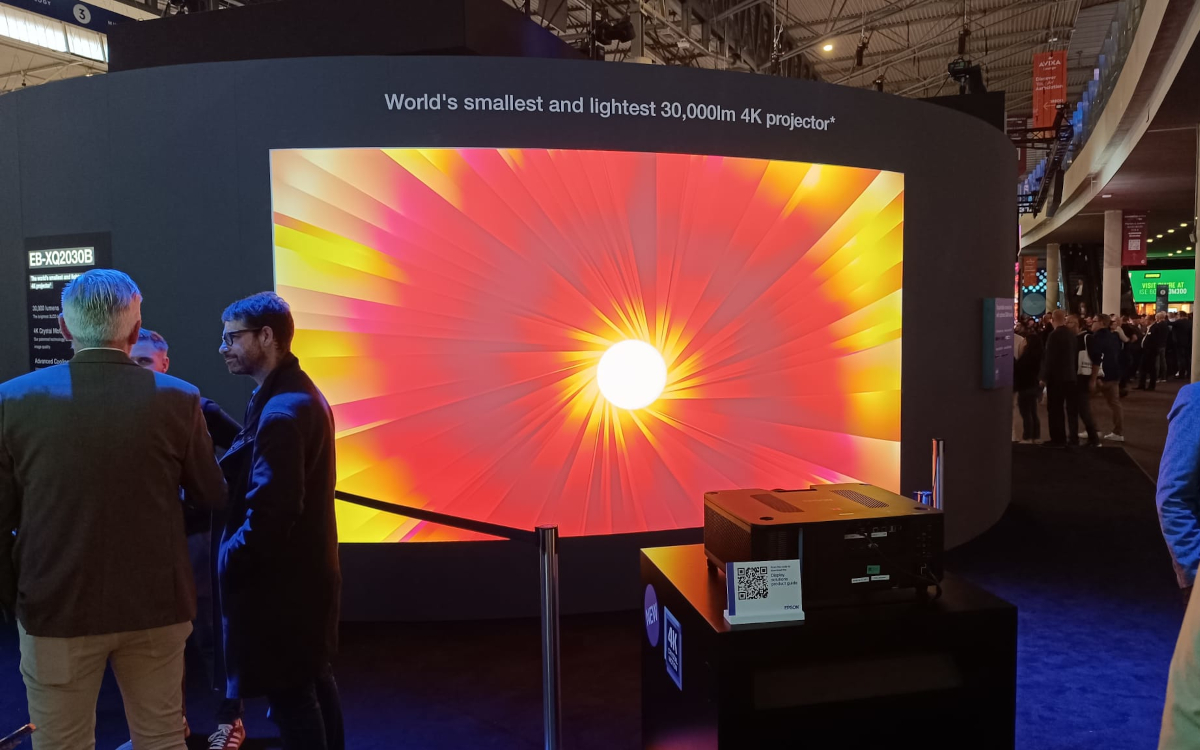 Epson zeigt auf der ISE 2026 den 30.000-Lumen-Projektor EB-XQ2030B (Foto: Invidis)