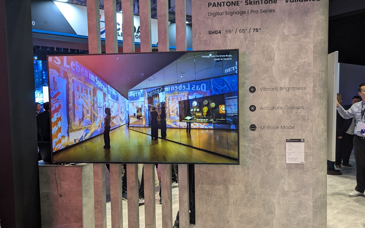 Display der SH04-Serie am BenQ-Stand (Foto: invidis)