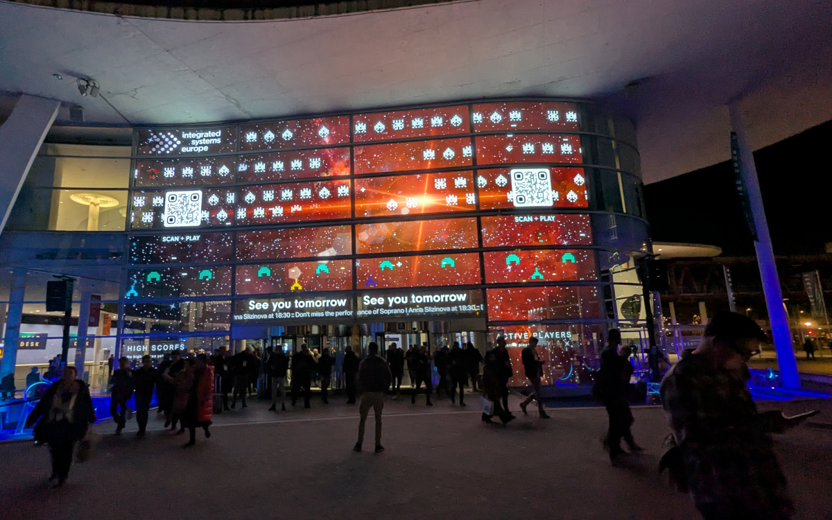 Echtzeit-Spiel auf der Transparent-LED in Barcelona (Foto: invidis)