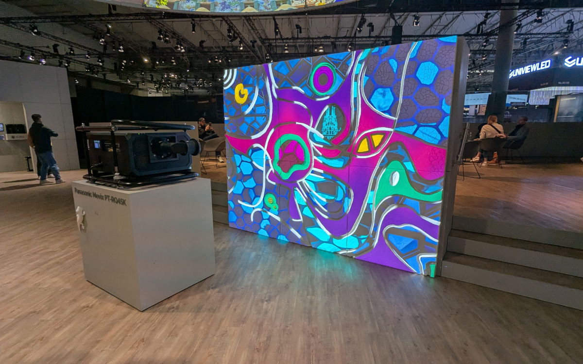 PT-RQ45K-Projektor auf dem ISE-Stand der Lang AG (Foto: invidis)