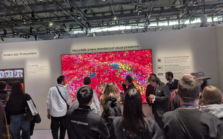 Die neue MicroRGB-Technologie von Samsung zieht auf der ISE Besucher an. (Foto: invidis)