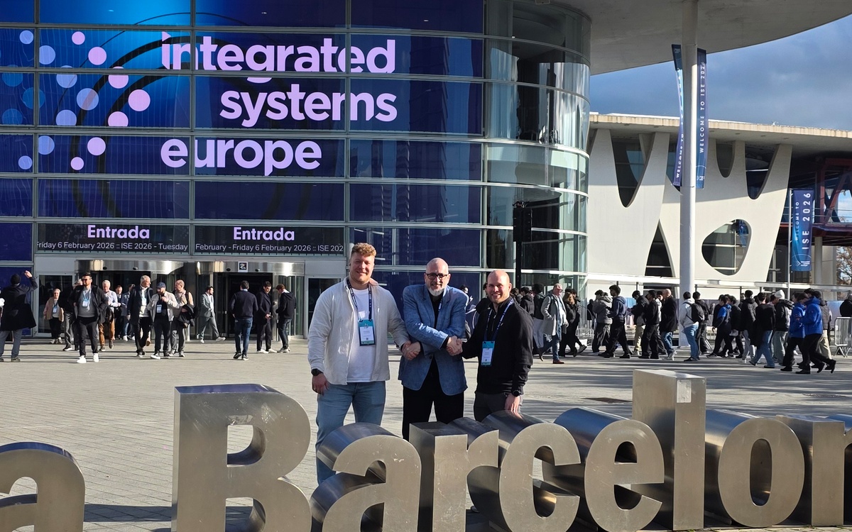 Timo Feldman (links), Marc Steiner (Displayactive, Mitte) und Andy W. Bohli (Cingerine, rechts) auf der ISE 2026 in Barcelona (Foto: Displayactive)
