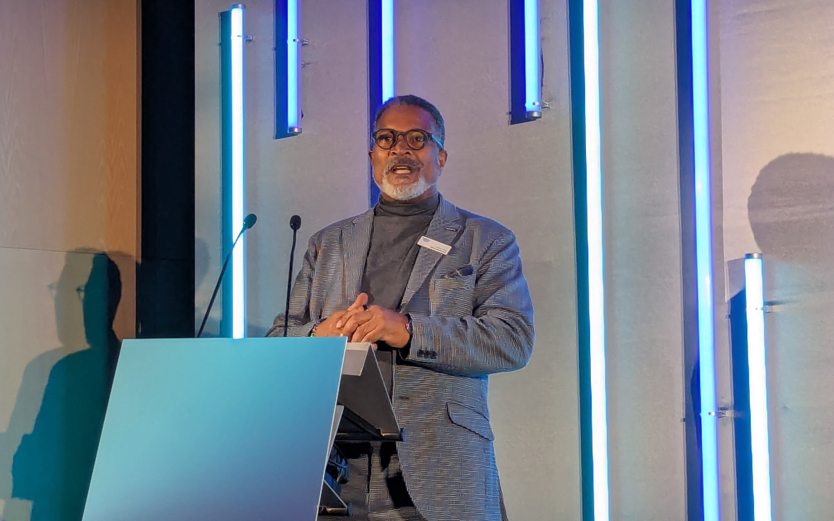 ISE-Managing Director Mike Blackman auf der Abschlusspressekonferenz (Foto: invidis)