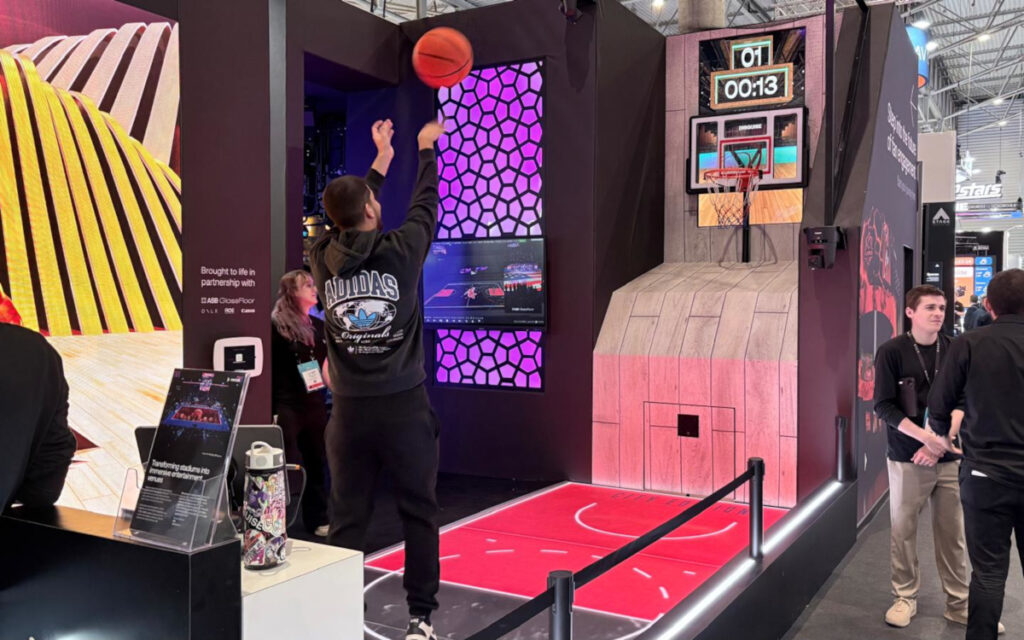 Display-gestützte Basketball-Challange am Disguise Stand auf der ISE. (Foto: invidis)