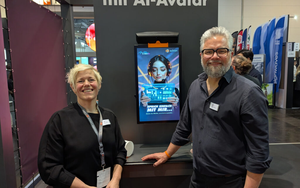 Denise Grell, AI-Avatar Aera Bloom, und Florian König von Echion (Foto: invidis)