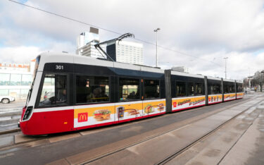 Beklebte Flexity-Straßenbahnen in Wien sind nun im Gewista-Portfolio. (Foto: Gewista)