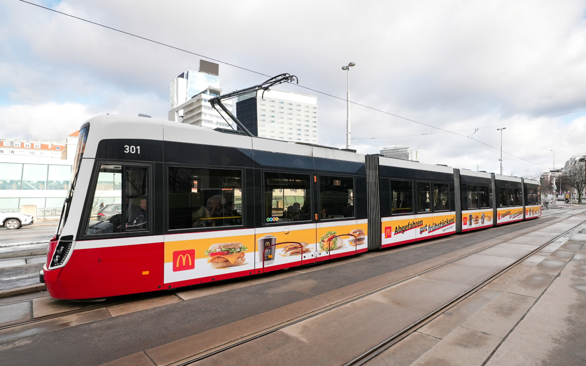 Beklebte Flexity-Straßenbahnen in Wien sind nun im Gewista-Portfolio. (Foto: Gewista)