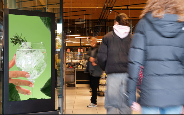 Inovisco setzt in 300 Edeka-Märkten auf eine Kombination aus DCLP-Screens und synchronisierten Audio-Signalen im Eingangsbereich. (Foto: Inovisco)