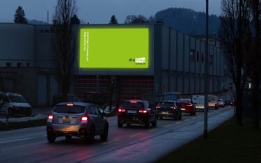 Roadvision-Screen in Herisau bei Dämmerung – jetzt mit Cingerine-Technologie ausgestattet (Foto: Displayactive)