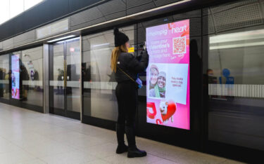 Moonpig-Kampagne an der Tottenham Court Road Station (Foto: Global – Stefano Broli / Alex Smith)