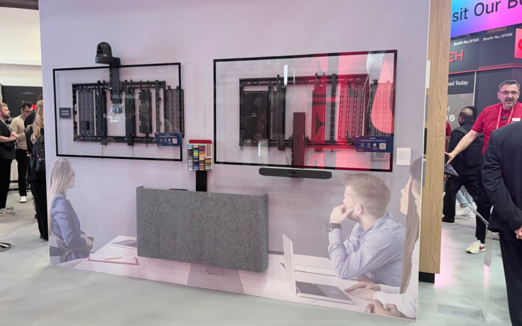 Zwischen den beiden neuen Wandhalterungen STS680 steht der Prototyp "Refinio Mini" mit Filzverkleidung. (Foto: invidis)