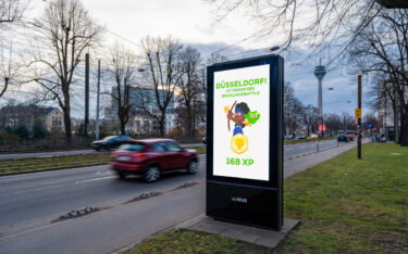 Eine DooH-Kampagne begleitete das Duolingo-Sprachduell zwischen Köln und Düsseldorf (Foto: Planus media)