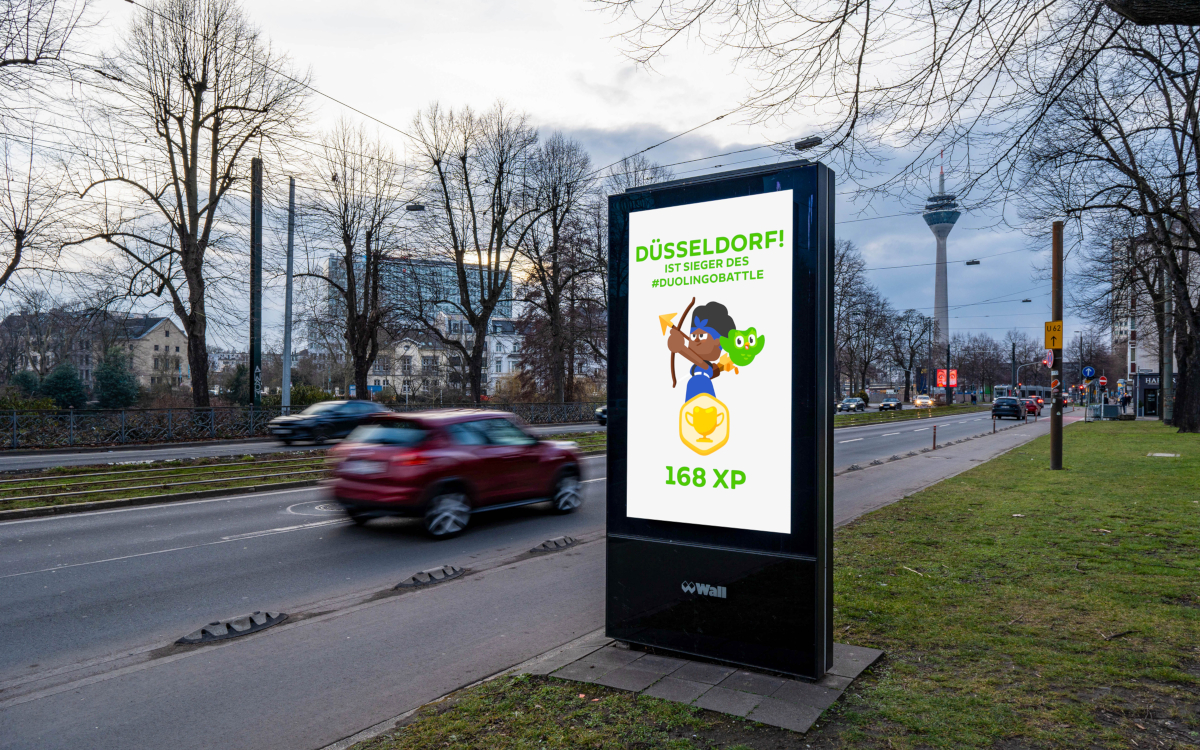Eine DooH-Kampagne begleitete das Duolingo-Sprachduell zwischen Köln und Düsseldorf (Foto: Planus media)