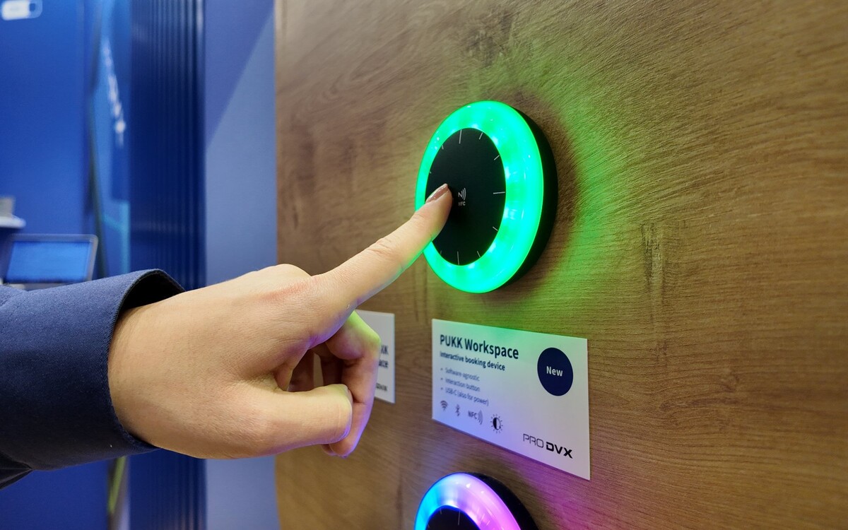 Pukk Workspace mit Touch-Controller (Foto: ProDVX) 