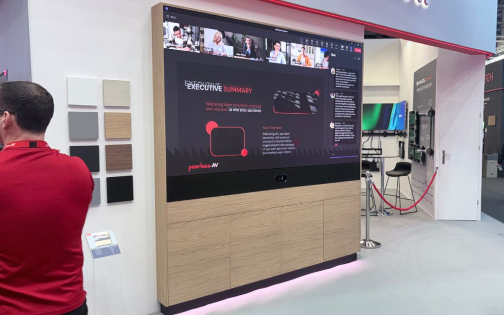 Die "Refinio Media Wall" ist holzvertäfelt und ein neues All-in-One-Produkt bei Peerless-AV. (Foto: invidis)